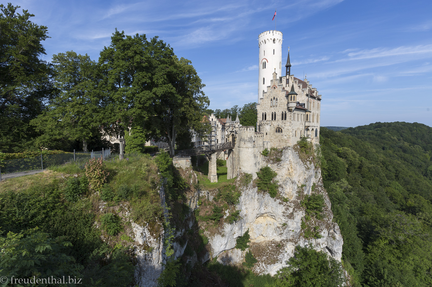 Schloss Lichtenstein am Felsen hoch über der Echaz