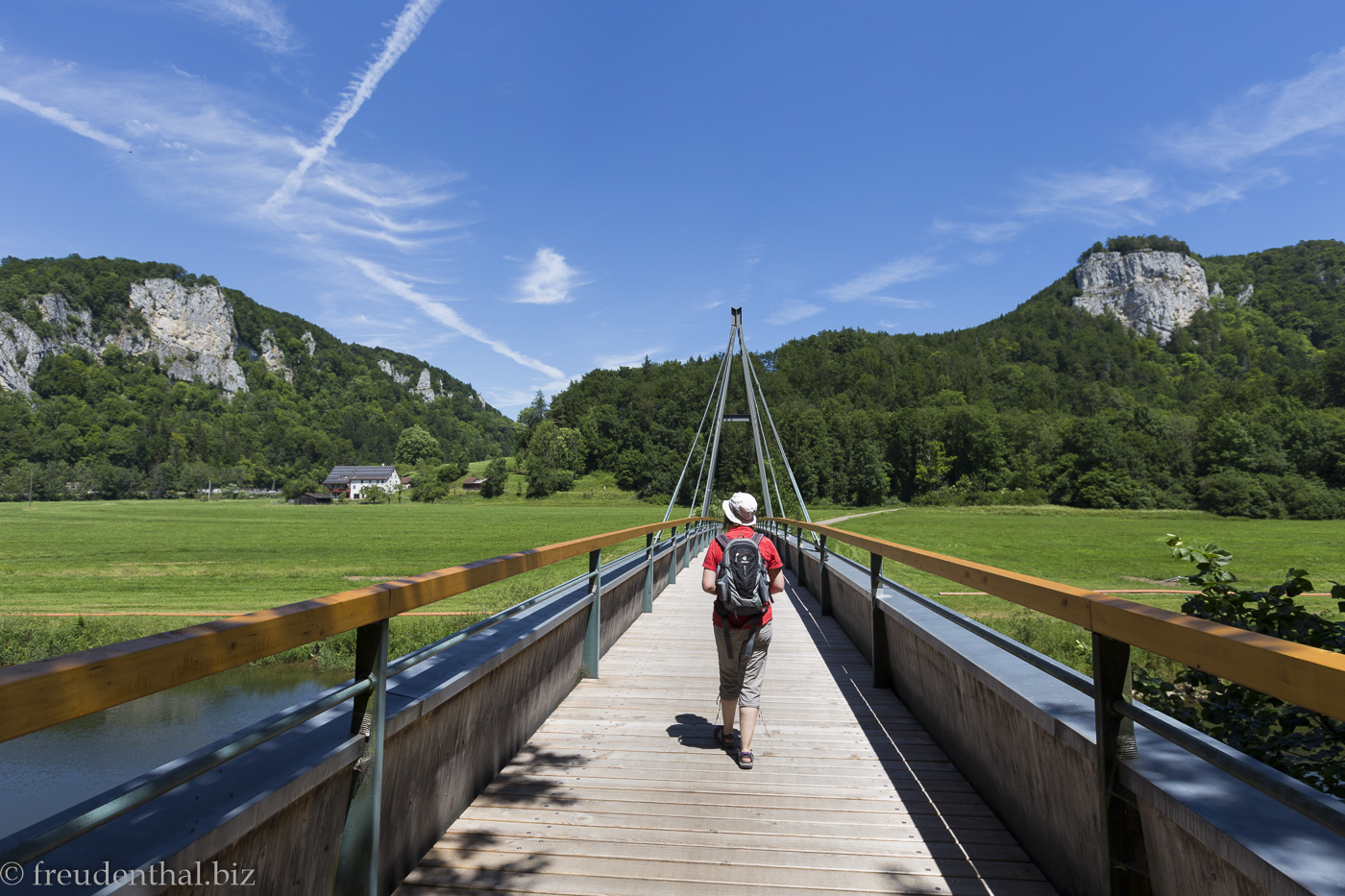 Wanderin auf einer Brücke auf der Schwäbischen Alb