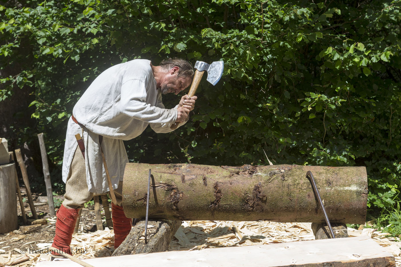 Mühevolle Arbeit an einem Brett.