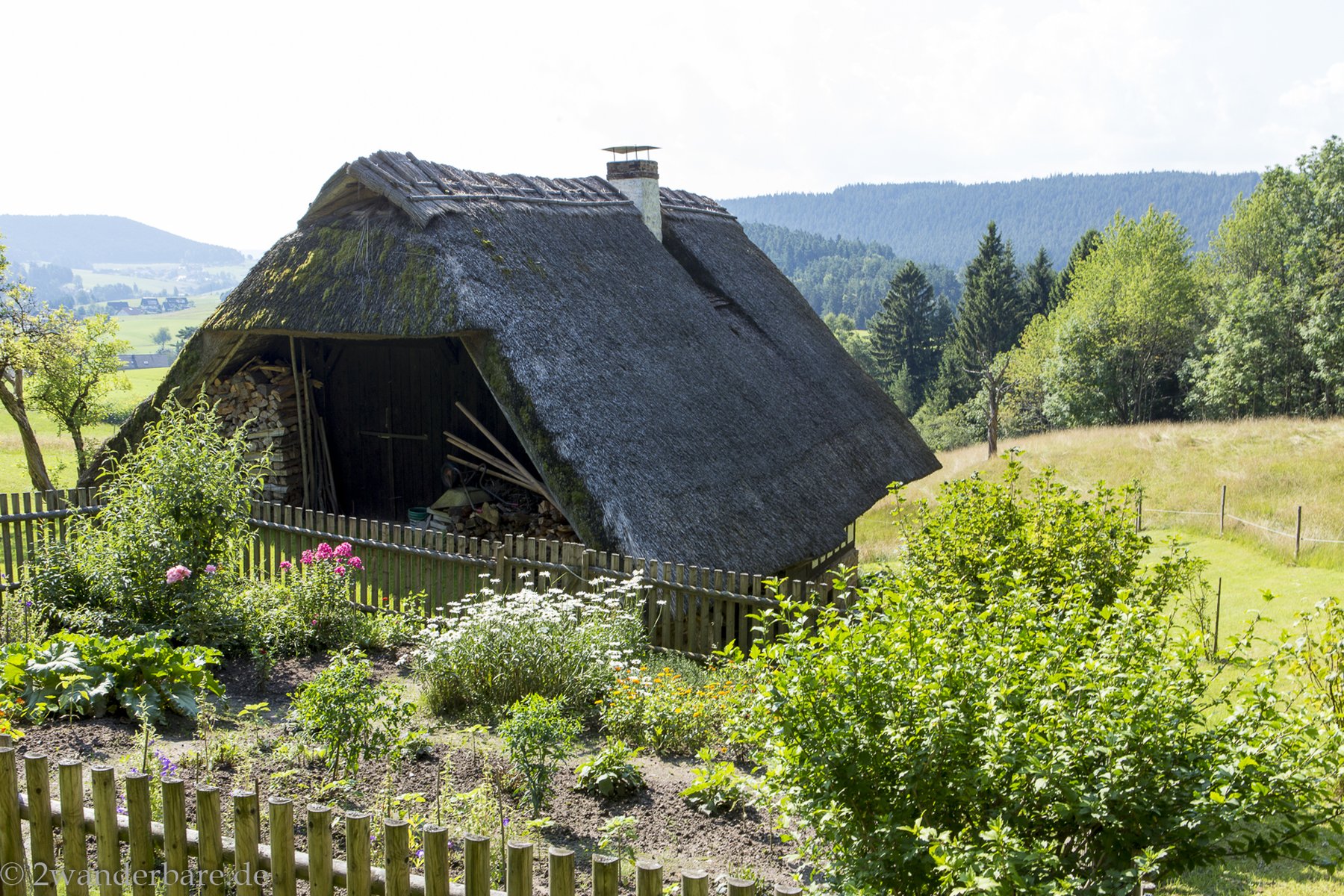 Bauerngarten und Zaun vorm Kapfhäusle bei Lauterbach im Schwarzwald
