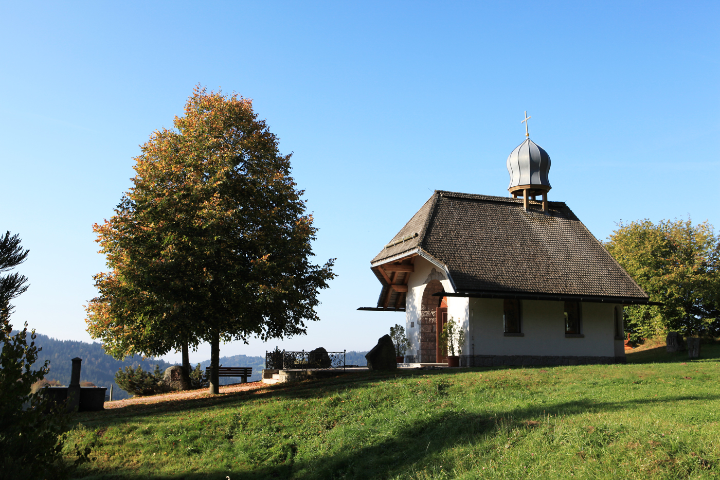 Wittlisberger Kapelle oberhalb von Häusern