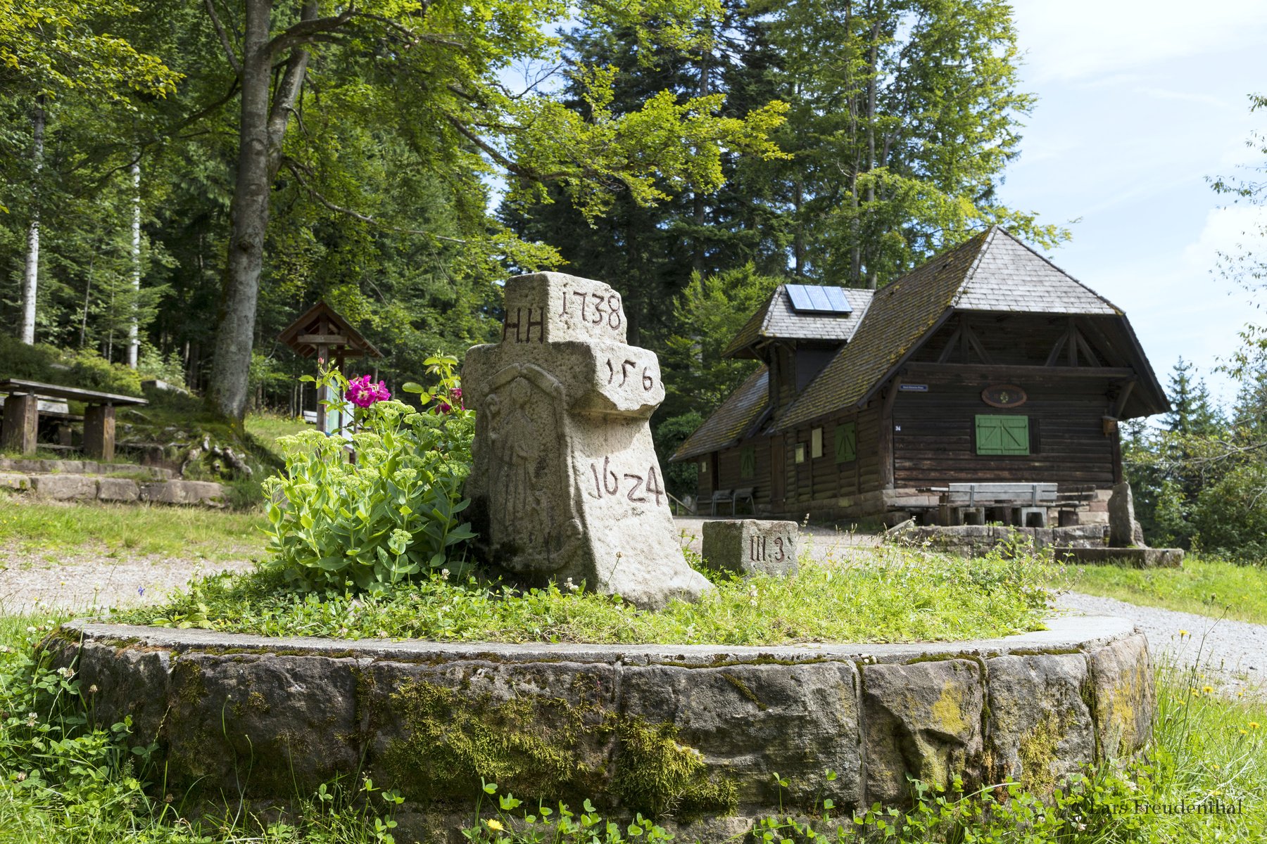 Kreuz am Sattelwasen vor der Kreuzsattelhütte