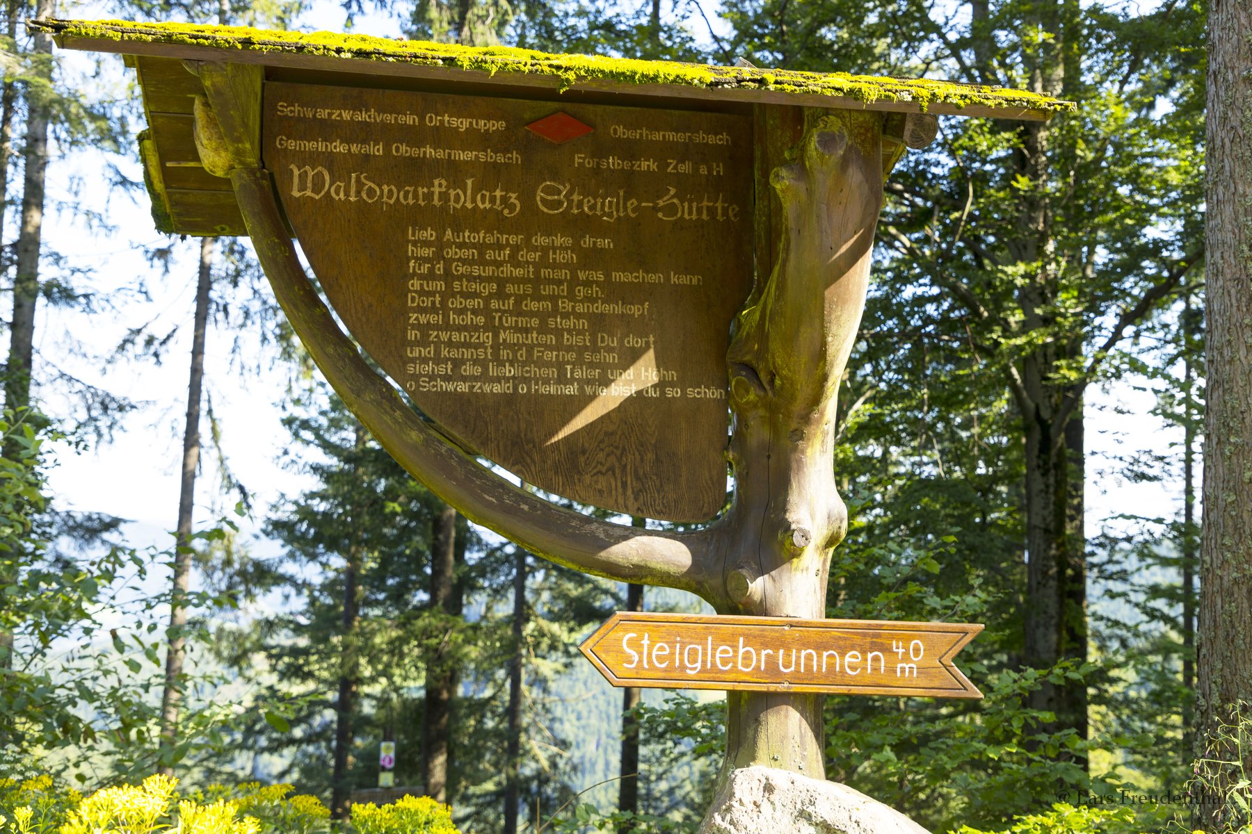 Wegweiser beim Waldparkplatz Steigles-Hütte bei Oberharmersbach