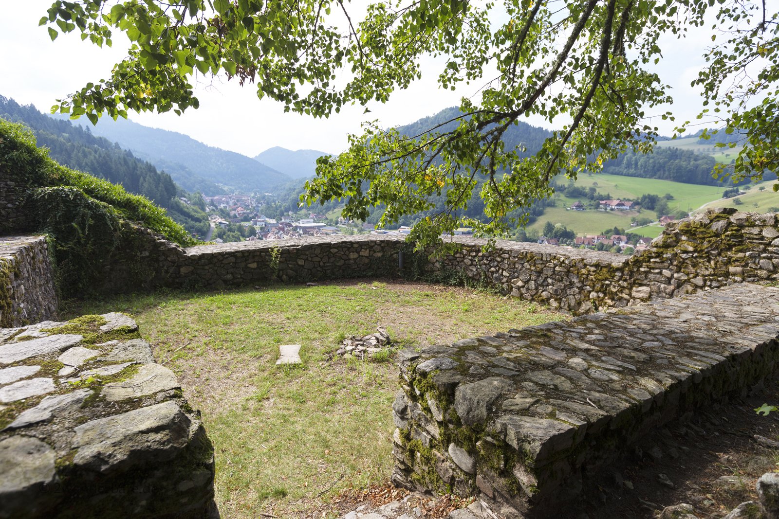 Zugang zur oberen Aussichtsterrasse der Burgruine Wolfach im Schwarzwald