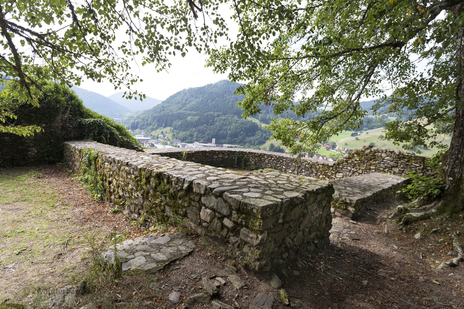 Blick über die Festungsmauern der Burgruine Wolfach auf das Tal der Wolf im Schwarzwald