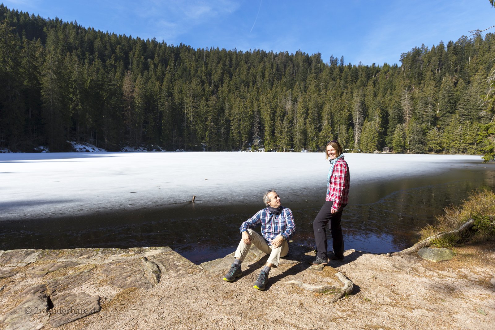 Annette und Lars Freudenthal am winterlichen Glaswaldsee im Schwarzwald