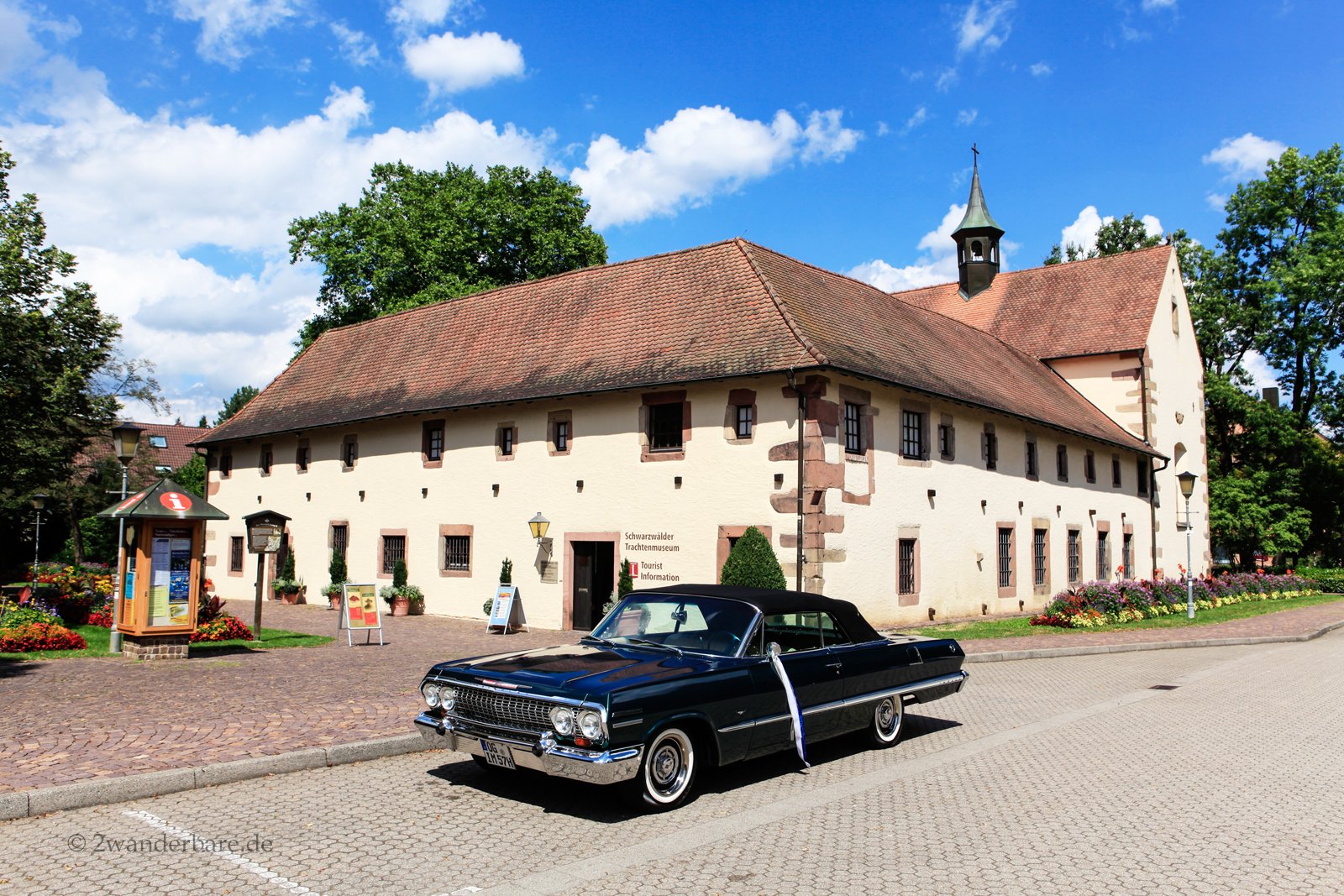 geschmückter Oldtimer vor dem Augustinerkloster von Haslach im Kinzigtal