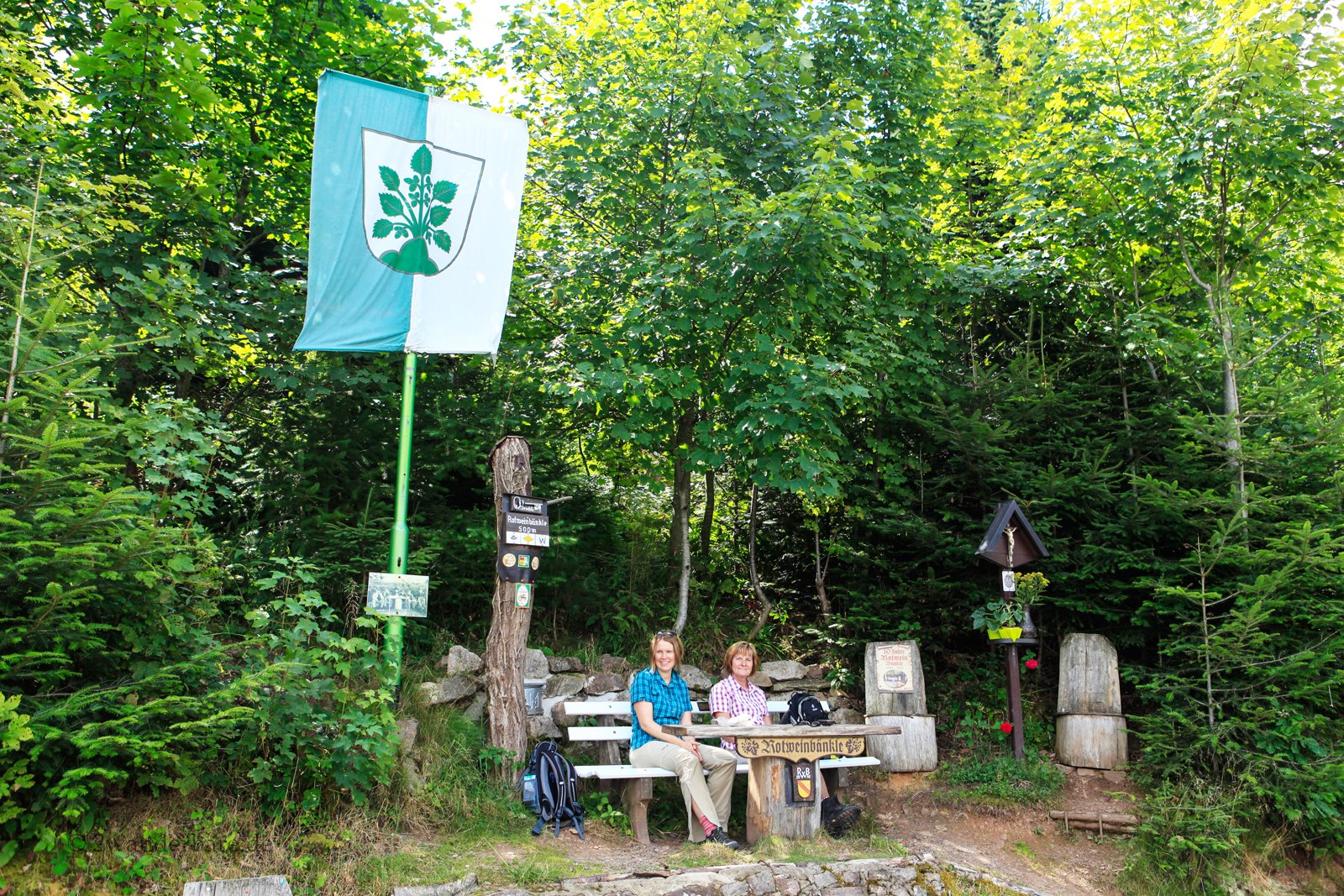 zwei Wanderinnen beim Rotweinbänkle am Großen Hansjakobweg nahe Haslach