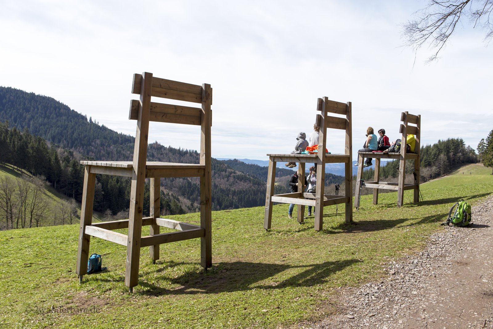 Riesen-Stühle am Harmersbacher Vesperweg im Schwarzwald
