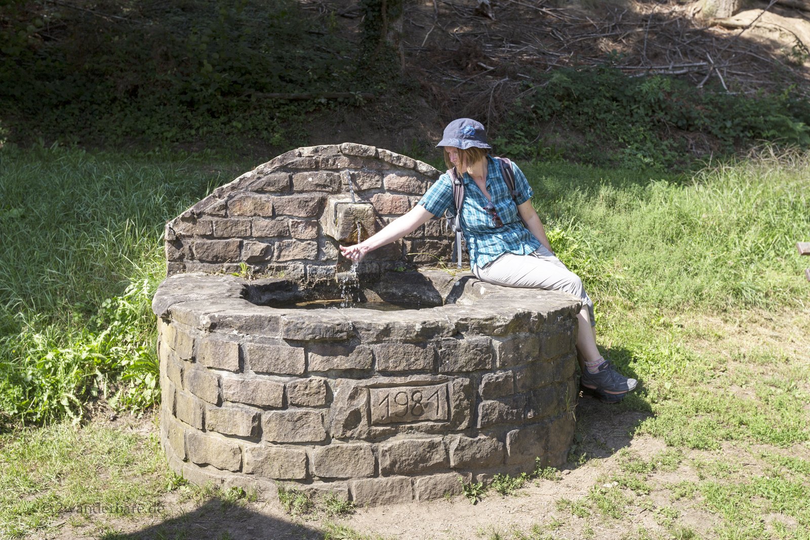 Wanderin beim Silberbrunnen nahe dem Besucherbergwerk von Haslach