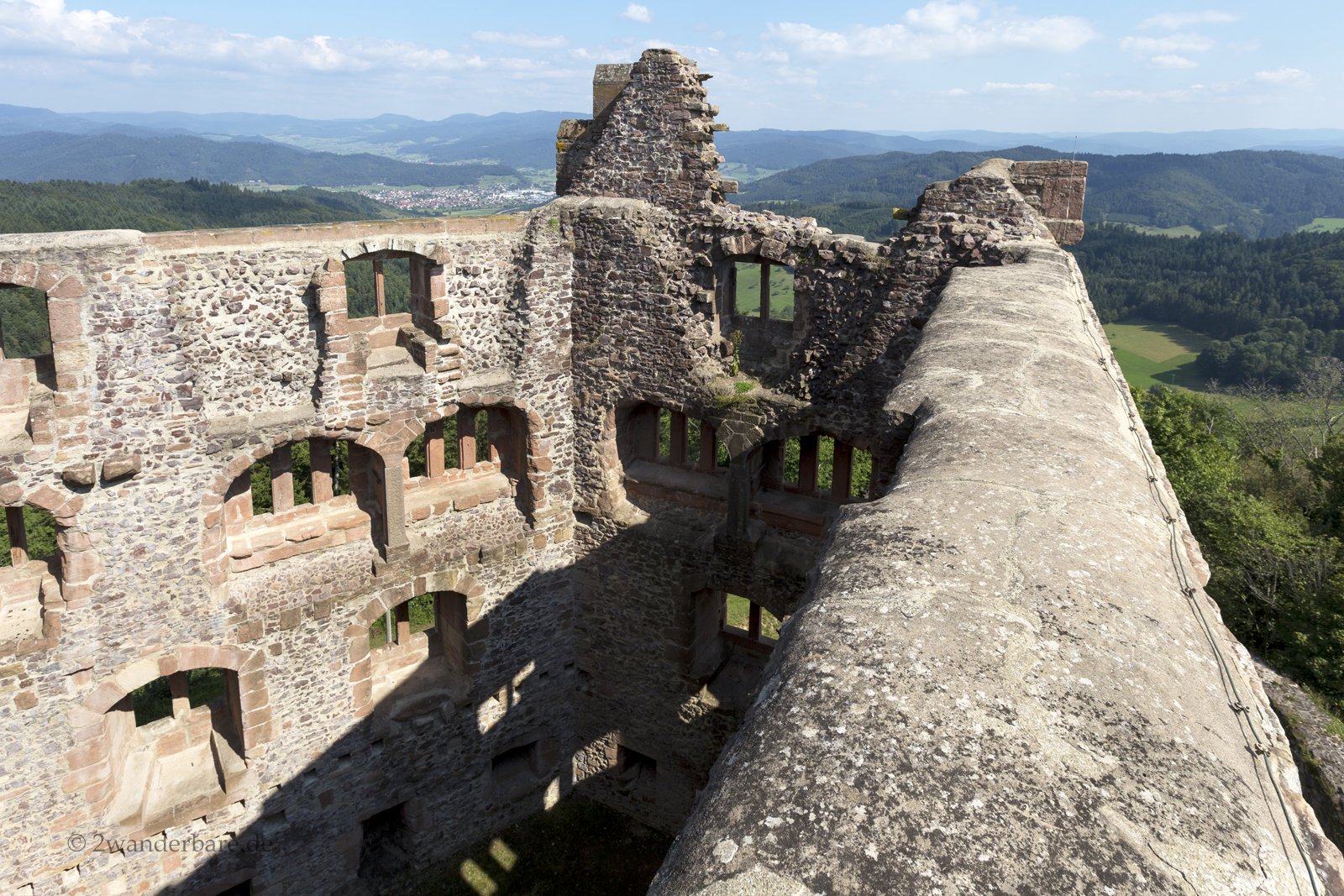 Blick über die Burgmauern der Ruine Hohengeroldseck im Schwarzwald
