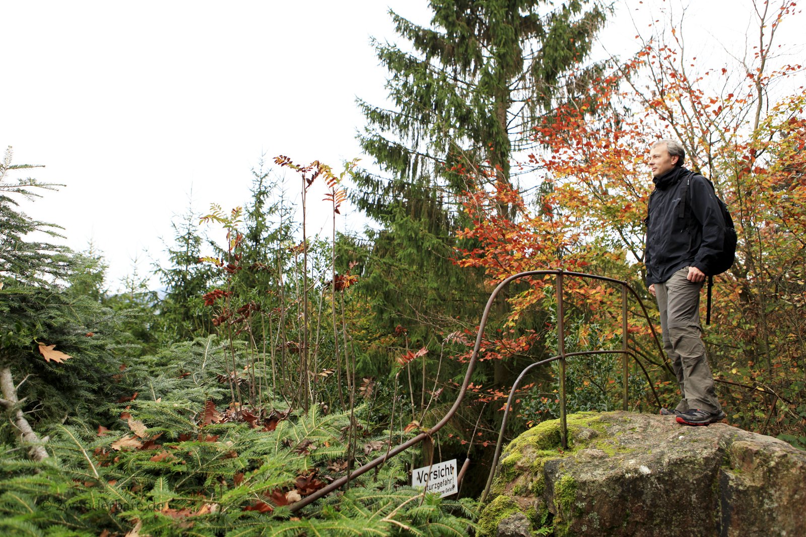 Wanderer auf der Teufelskanzel bei Gengenbach
