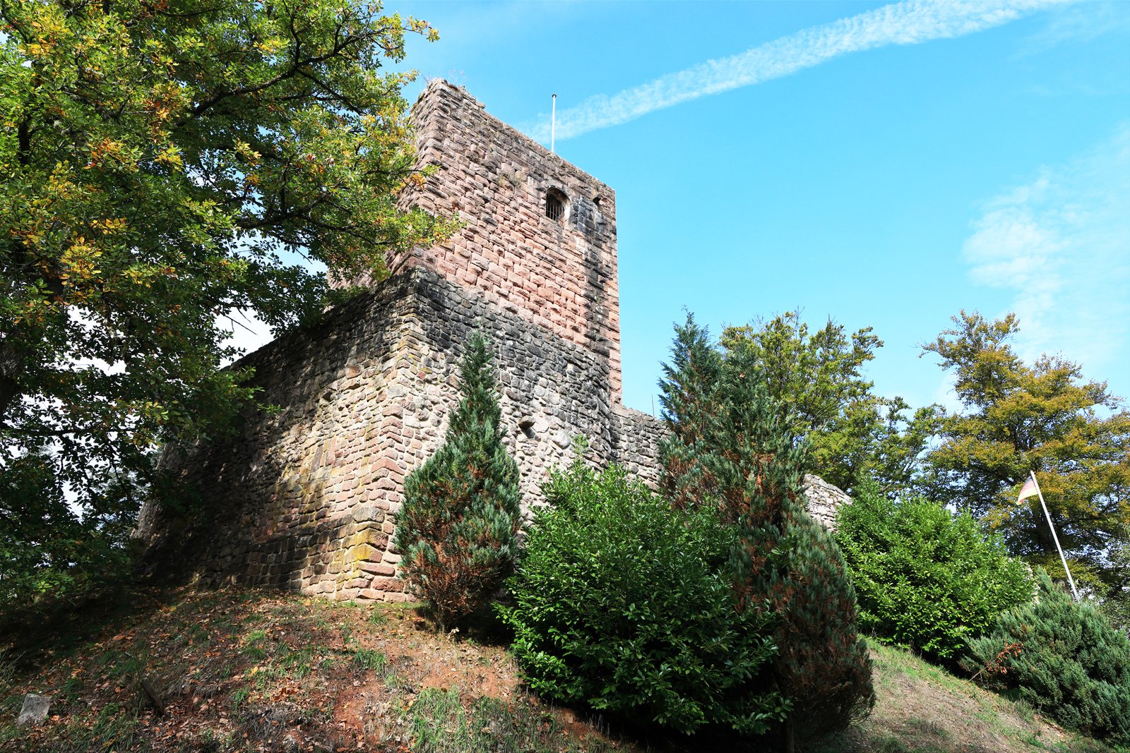 Bergfried und Außenmauer der Burgruine Schilteck im Schiltachtal