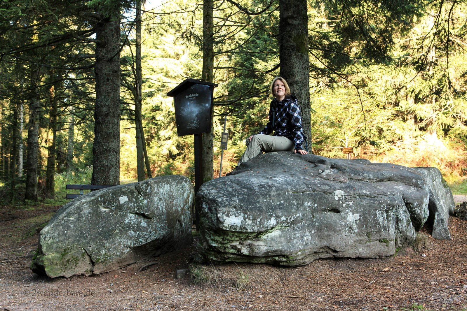 Annette auf dem Teufelstein von St. Roman im Schwarzwald