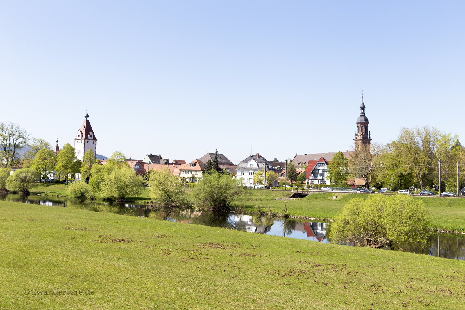 Aussicht vom Tälerpfad über Wiesen und die Kinzig auf die Stadt Gengenbach im Schwarzwald