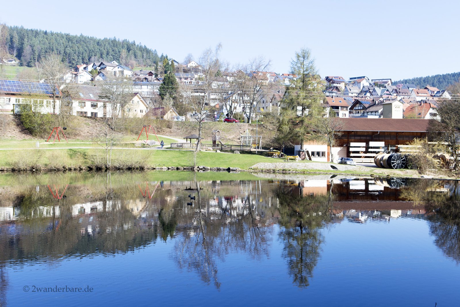 Aussicht über einen gestauten Bereich der Schiltach nach Tennenbronn im Schwarzwald