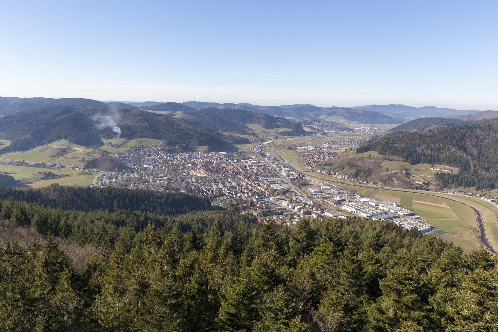 Aussicht vom Urenkopfturm über Haslach und das mittlere Kinzigtal
