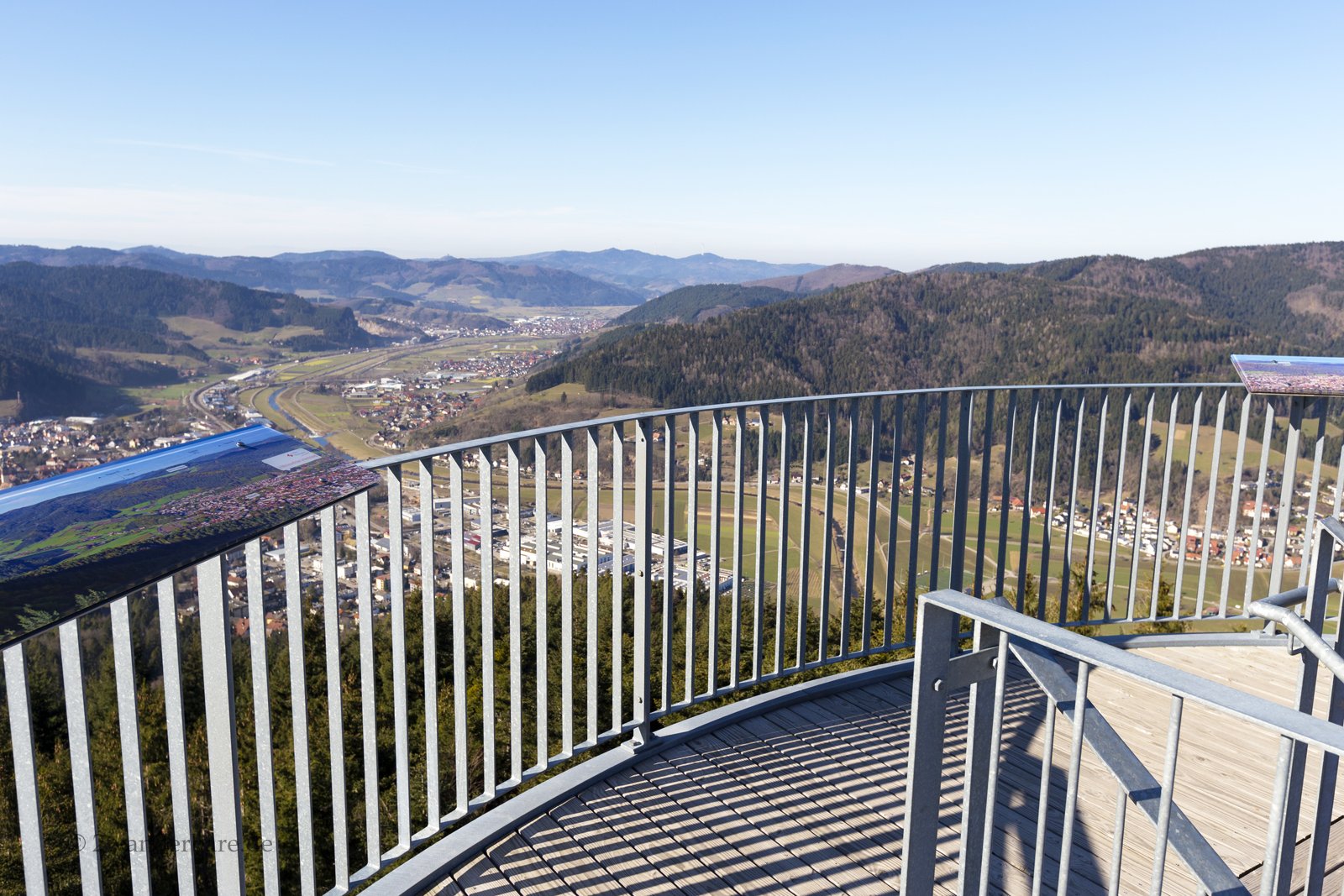 Aussicht vom Urenkopfturm über Haslach im Kinzigtal