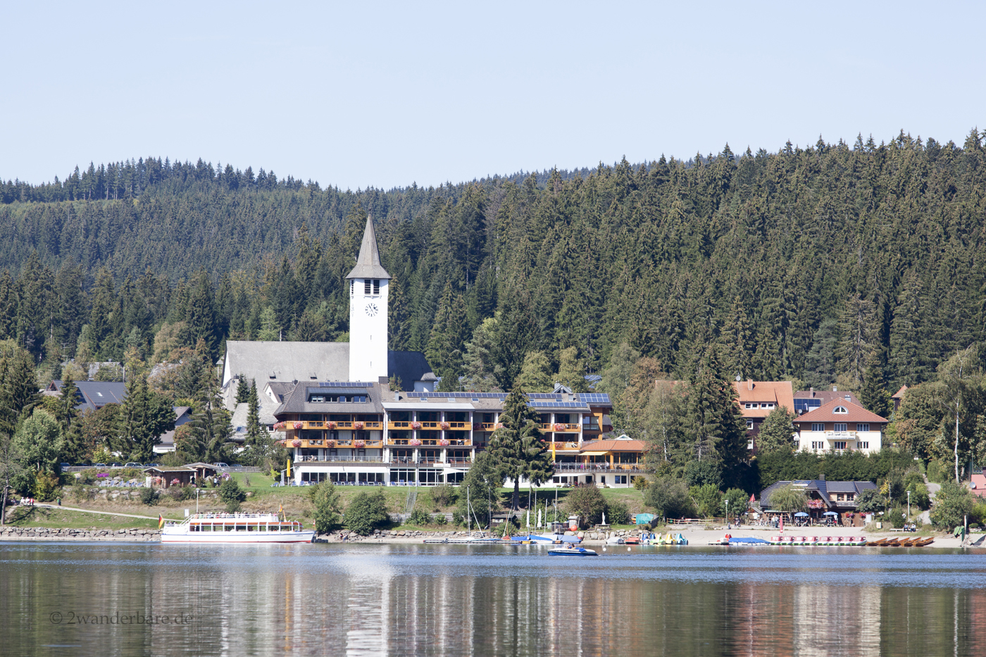 Blick über den Titisee zum Ort