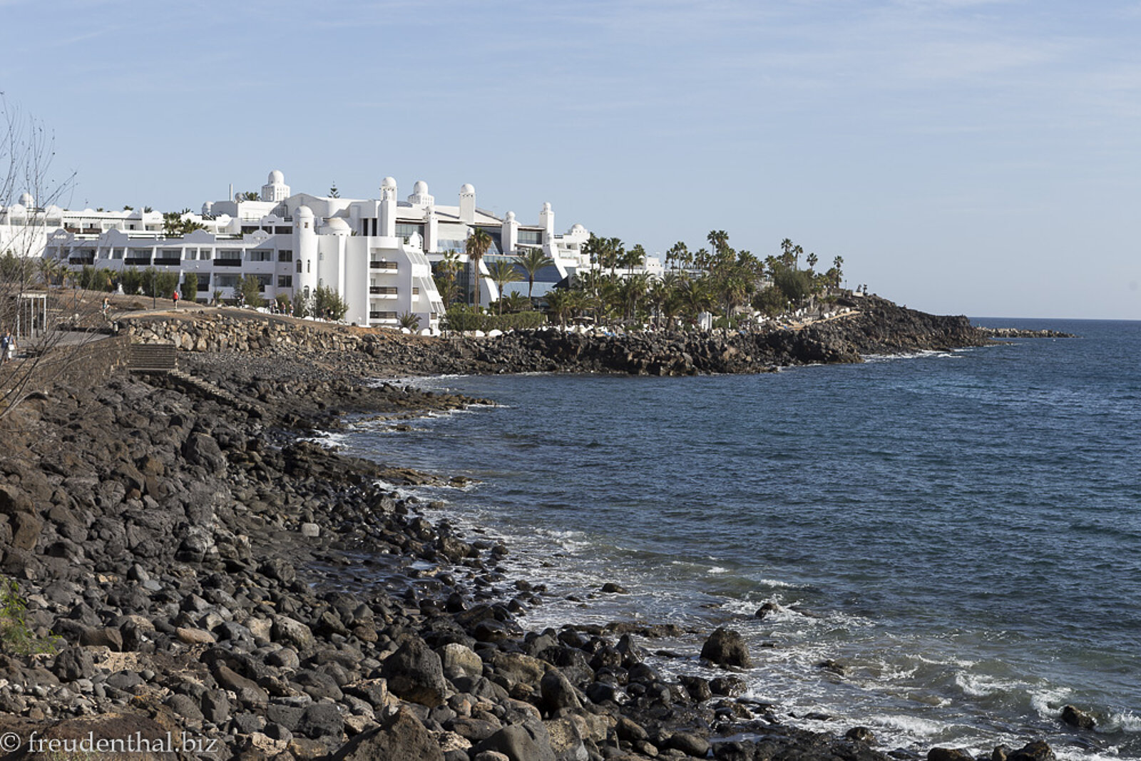 Kieselstrand bei der Avenida Maritima bei Playa Blanca auf Lanzarote