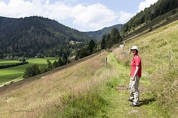 Wanderin auf dem Menzenschwander Geißenpfad