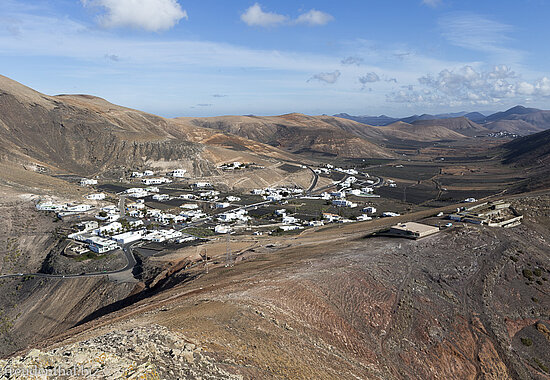 Aussicht auf das Bergdorf Femés auf Lanzarote