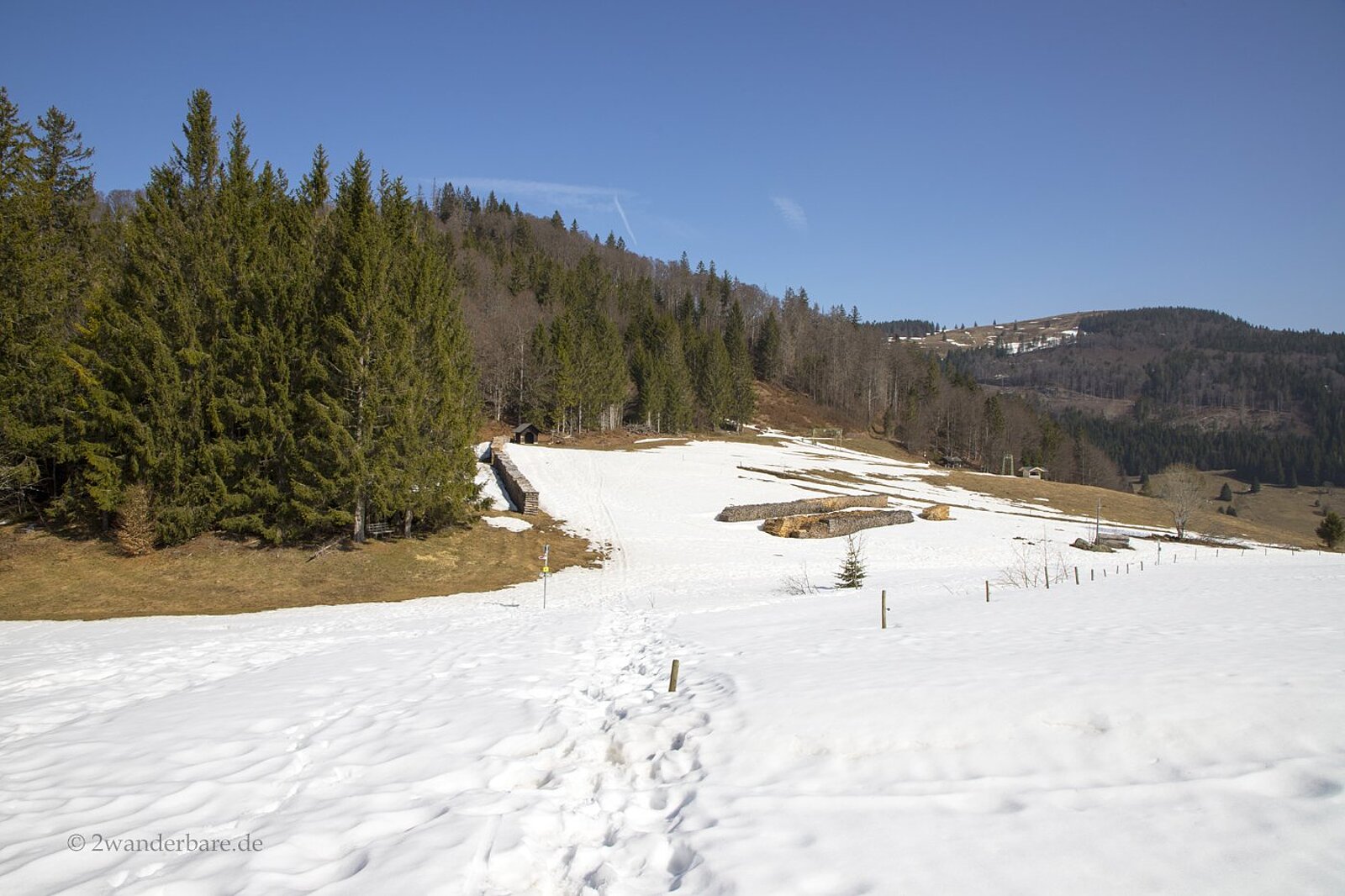 Sonnenschein und Schneereste auf den Wiesen oberhalb bei Bernau-Hof 