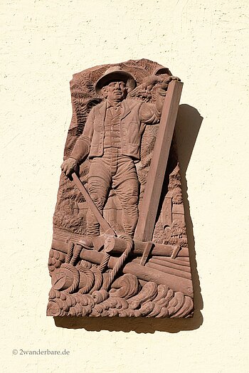 Skulptur des Wolfacher Bettelmännles am Stadttor