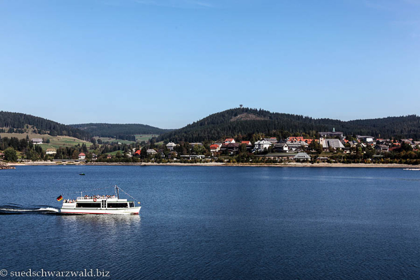 Ausflugsschiff auf dem Schluchsee vor dem Riesenbühl im Schwarzwald