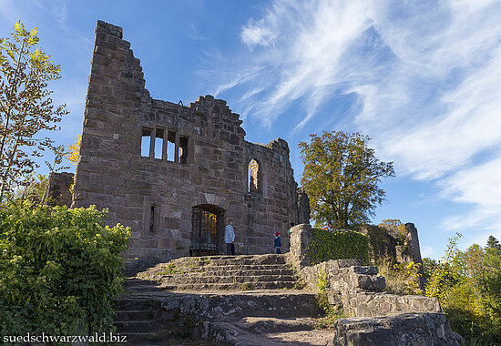 Fassade der Burgruine Hohenschramberg vor einem blauen Himmel mit Cirruswolken