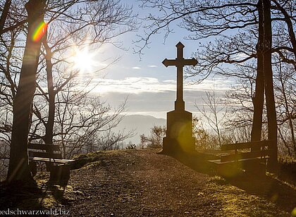 Kreuz auf der Engelskanzel im mystischen Licht der tief stehenden Sonne