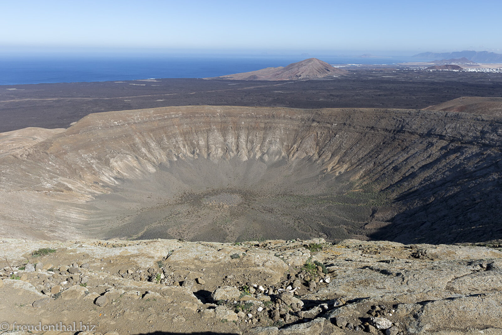 Der gewaltige Krater der Caldera Blanca auf der Kanareninsel Lanzarote