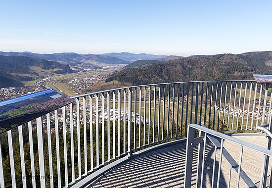 Aussicht vom Urenkopfturm über Haslach im Kinzigtal