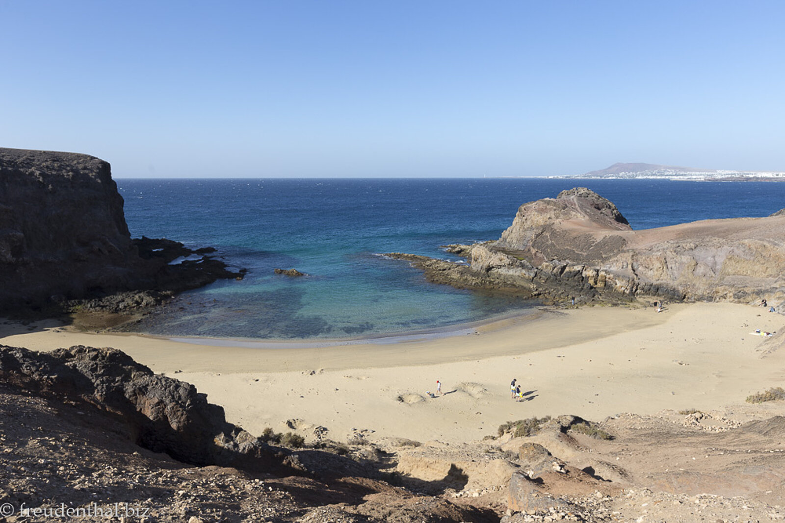 Malerischer Sandstrand an der Playa de Papagayo auf der Insel Lanzarote