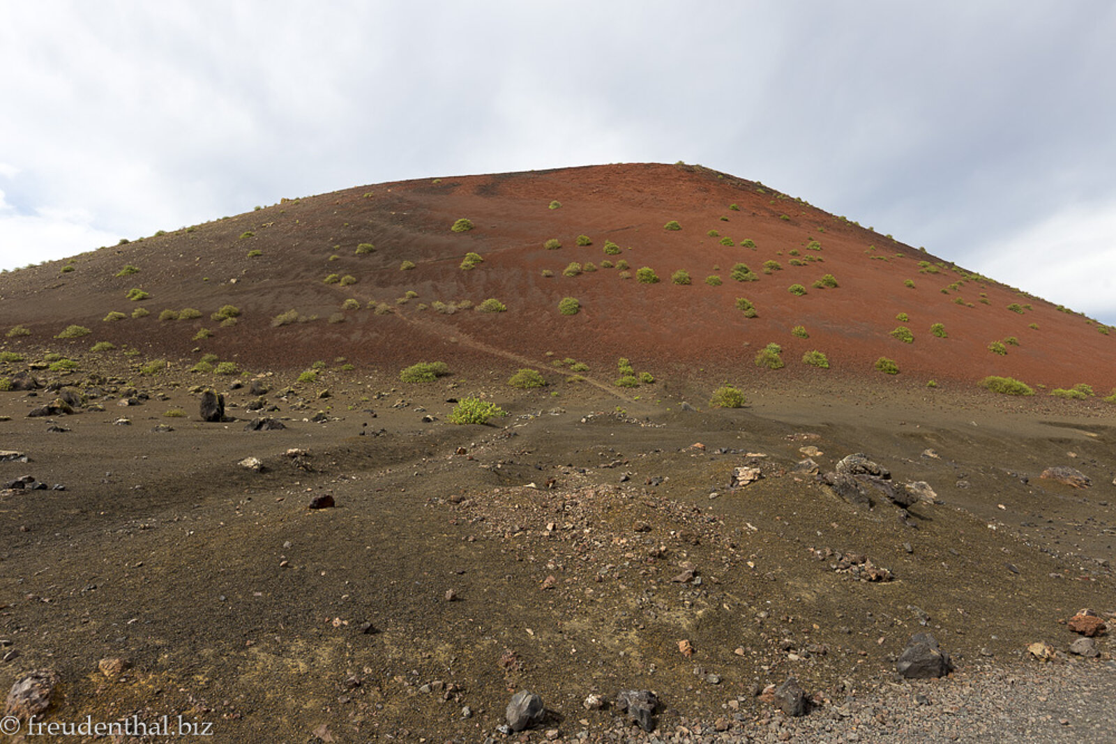 Farbige Caldera der Montaña Colorada auf der Kanareninsel Lanzarote