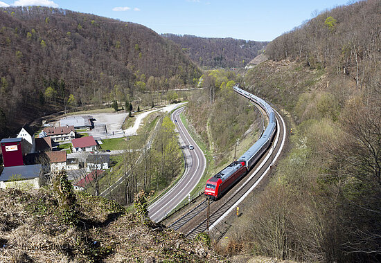 Aussicht auf die Bahntrasse der Geislinger Steige