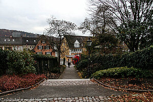 Fußweg zwischen Kirche, Schloss und Schlossgarage
