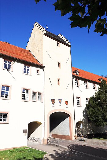 Stadttor von Wolfach vor blauem Himmel
