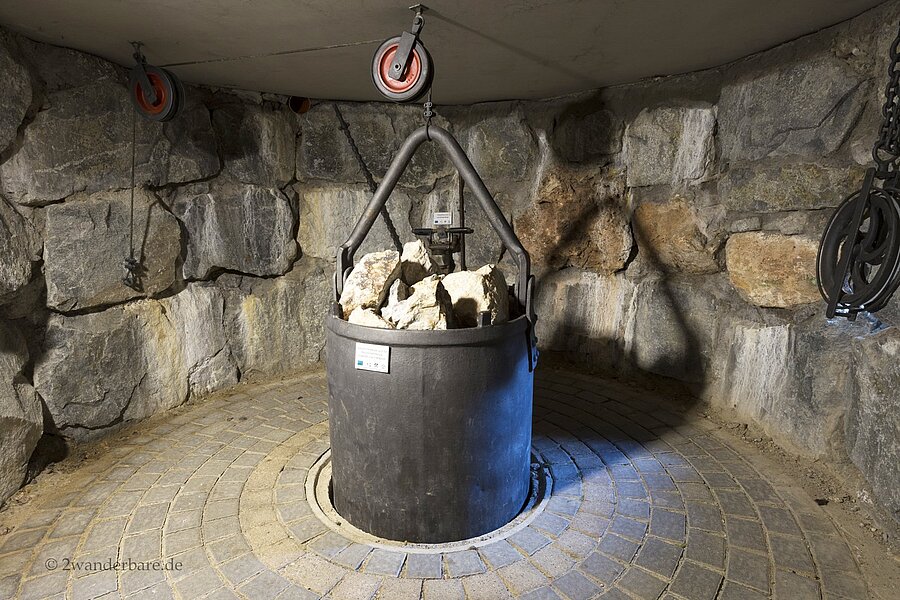 Abteufe-Förderkübel im Schaustollen des Themenparks Bergbau in Oberwolfach