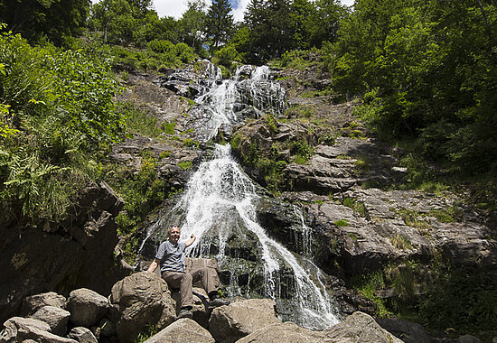 Von der Sonne angestrahlte Hauptkaskade der Todtnauer Wasserfälle