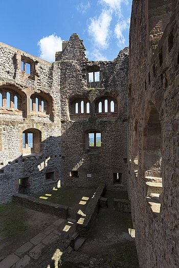 Blick in den Palas der Burgruine Hohengeroldseck
