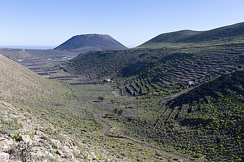 Aussicht zum Monte Corona – markanter Vulkan im Norden Lanzarotes