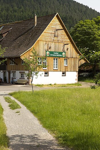 Fassade des Gasthofs Untere Mühle bei Alpirsbach