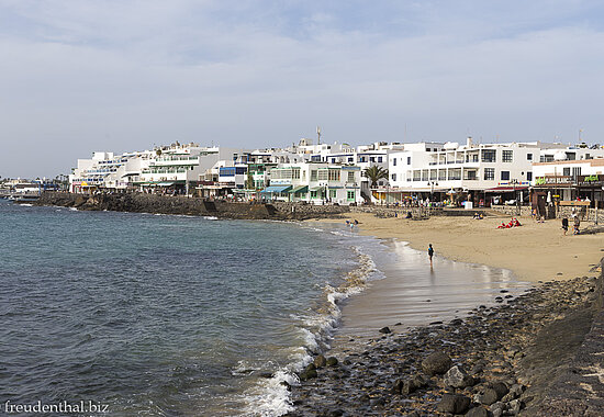 Ausblick auf den Strand und die Hotels an der Playa Blanca auf Lanzarote