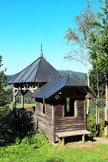 Pavillon oberhalb des Käpflefelsens am historischen Pfad von Wolfach