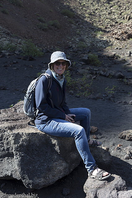 Anne im Krater der Caldera de los Cuervos