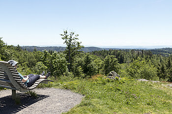 Schwarzwaldliege auf dem Aussichtspunkt Bürgle