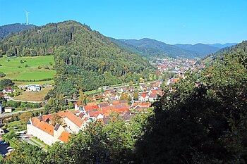 Aussicht vom Käpflefelsen auf Wolfach im Schwarzwald