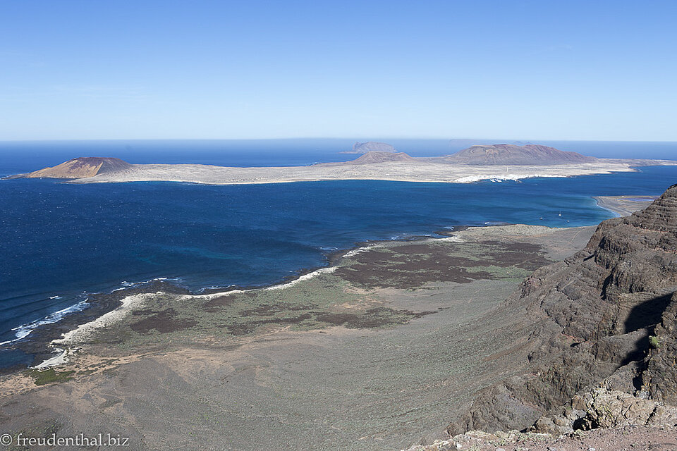 Blick auf La Graciosa vom Mirador de Guinate, Lanzarote