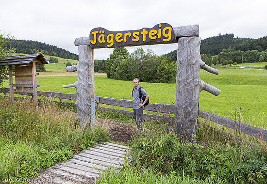 Wanderer am Portal zum Jägersteig von Schluchsee